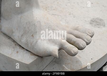 Rom, Italien, 16. April 2021 EIN Detail einer Marmorstatue, die die Zehen eines Fußes beim Roma Sprint Festival 2021 darstellt.Quelle:Roberto Ramaccia/Alamy Li Stockfoto