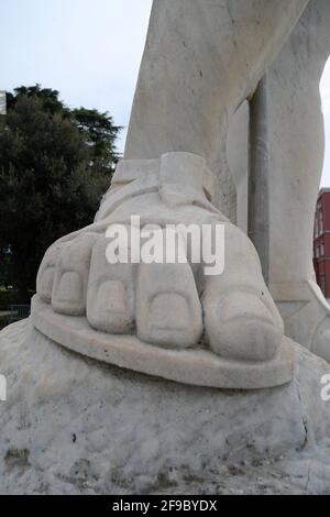 Rom, Italien, 16. April 2021 EIN Detail einer Marmorstatue, die die Zehen eines Fußes beim Roma Sprint Festival 2021 darstellt.Quelle:Roberto Ramaccia/Alamy Li Stockfoto