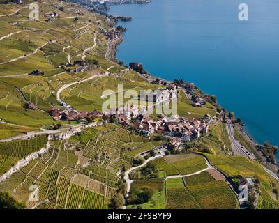 Die Schweizer Winzer Dorf Puidoux über dem Genfersee im UNESCO Weltkulturerbe Bereich des Lavaux aus der Luft in eine Drohne foto zu sehen Stockfoto