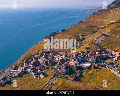 Die Schweizer Winzer Dorf Puidoux über dem Genfersee im UNESCO Weltkulturerbe Bereich des Lavaux aus der Luft in eine Drohne foto zu sehen Stockfoto