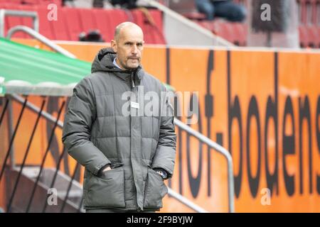 Augsburg, Deutschland. April 2021. Fußball: Bundesliga, FC Augsburg - Arminia Bielefeld, Matchday 29 in der WWK Arena. Heiko herrlich, Trainer des FC Augsburg, steht am Rande. Quelle: Matthias Balk/dpa - WICHTIGER HINWEIS: Gemäß den Bestimmungen der DFL Deutsche Fußball Liga und/oder des DFB Deutscher Fußball-Bund ist es untersagt, im Stadion und/oder vom Spiel aufgenommene Fotos in Form von Sequenzbildern und/oder videoähnlichen Fotoserien zu verwenden oder zu verwenden./dpa/Alamy Live News Stockfoto