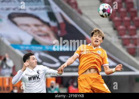 Augsburg, Deutschland. April 2021. Fußball: Bundesliga, FC Augsburg - Arminia Bielefeld, Matchday 29 in der WWK Arena. Ruben Vargas (l) des FC Augsburg und Ritsu Doan von Arminia Bielefeld im Kopfballduell. Quelle: Matthias Balk/dpa - WICHTIGER HINWEIS: Gemäß den Bestimmungen der DFL Deutsche Fußball Liga und/oder des DFB Deutscher Fußball-Bund ist es untersagt, im Stadion und/oder vom Spiel aufgenommene Fotos in Form von Sequenzbildern und/oder videoähnlichen Fotoserien zu verwenden oder zu verwenden./dpa/Alamy Live News Stockfoto