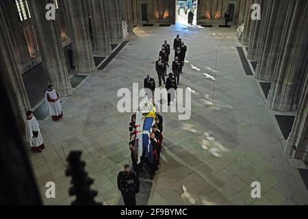 Pall-Träger, die den Sarg des Herzogs von Edinburgh tragen, gefolgt von (von links nach rechts, erste Reihe) dem Prinzen von Wales, Prinzessin Anne, ((von links nach rechts, zweite Reihe) dem Herzog von York, dem Earl of Wessex, ((von links nach rechts, dritte Reihe) dem Herzog von Cambridge, Peter Phillips, (von links nach rechts, Vierte Reihe) der Herzog von Sussex, der Earl of Snowdon und (hinten) Vizeadmiral Sir Timothy Laurence, beim Betreten der St. George's Chapel, Windsor Castle, berkshire. Bilddatum: Samstag, 17. April 2021. Stockfoto