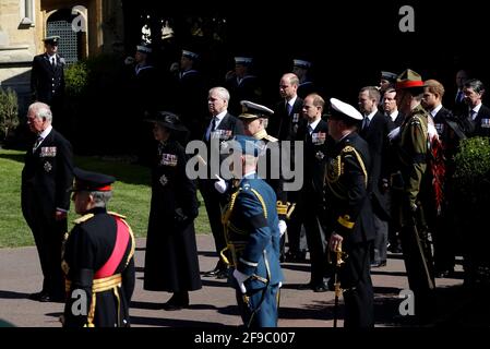 Der Prinz von Wales, die Prinzessin Royal, der Herzog von York, der Herzog von Cambridge, der Graf von Wessex, Peter Phillips, der Graf von Snowdon, Vizeadmiral Sir Timothy Laurence und der Herzog von Sussex bei der Trauerprozession vor der St. George's Chapel, Windsor Castle, Berkshire, Während der Beerdigung des Herzogs von Edinburgh. Bilddatum: Samstag, 17. April 2021. Stockfoto