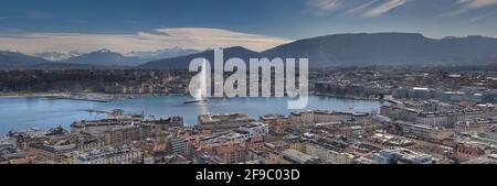 Die Stadt Genf mit ihrem emblematischen Brunnen 'Le Jet d'Eau' und dem Mont Salève im Hintergrund. In der Ferne ist der Mont Blanc zu sehen. Stockfoto