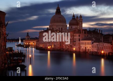 Venedig, Canal Grande und chiesa Santa Maria della Salute von Ponte Accademia, Italien Stockfoto
