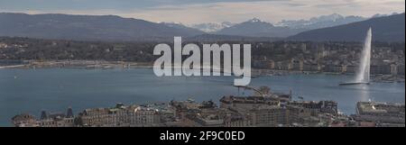 Die Stadt Genf mit ihrem emblematischen Brunnen 'Le Jet d'Eau' und dem Mont Salève im Hintergrund. In der Ferne ist der Mont Blanc zu sehen. Stockfoto