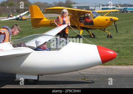 Shobdon, Herefordshire, UK - Samstag 17th April 2021 - UK Wetter - Mitglieder des Herefordshire Gliding Club Genießen Sie warme Frühlingssonne auf dem Flugplatz Shobdon, da ein Standard Libelle 201 Segelflugzeug zum Start bereit ist - die lokalen Temperaturen erreichten 13C mit einer weiteren guten Sonnentag-Vorhersage morgen. Foto Steven May / Alamy Live News Stockfoto