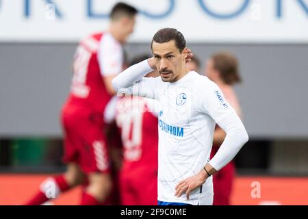 Freiburg Im Breisgau, Deutschland. April 2021. Fußball: Bundesliga, SC Freiburg - FC Schalke 04, Matchday 29 im Schwarzwald-Stadion. Schalkes Benjamin Stambouli (r) reagiert nach dem Tor von 4:0 unglücklich. Kredit: Tom Weller/dpa - WICHTIGER HINWEIS: Gemäß den Bestimmungen der DFL Deutsche Fußball Liga und/oder des DFB Deutscher Fußball-Bund ist es untersagt, im Stadion und/oder vom Spiel aufgenommene Fotos in Form von Sequenzbildern und/oder videoähnlichen Fotoserien zu verwenden oder zu verwenden./dpa/Alamy Live News Stockfoto