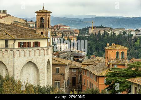 Stadtlandschaft von Perugia, von der Rocca Paolina der Blick über einen Teil der Stadt und den Glockenturm der Kirche von San Ercolano. Perugia, Umbrien Stockfoto