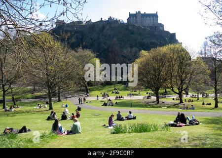 Edinburgh, Midlothian, Großbritannien. , . Die Besucher genießen die Frühlingssonne in den Princes Street Gardens, Edinburgh. Quelle: Ian Jacobs/Alamy Live News Stockfoto