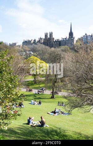Edinburgh, Midlothian, Großbritannien. , . Die Besucher genießen die Frühlingssonne in den Princes Street Gardens, Edinburgh. Quelle: Ian Jacobs/Alamy Live News Stockfoto
