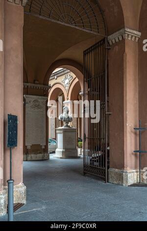 Innenhof des Palastes der Provinz Perugia. Marmorbüste gewidmet Vittorio Emanuele II. Perugia, Umbrien, Italien, Europa Stockfoto