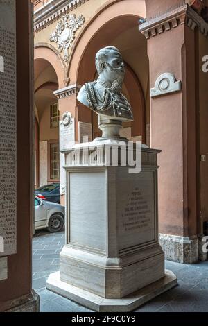 Innenhof des Palastes der Provinz Perugia. Marmorbüste gewidmet Vittorio Emanuele II. Perugia, Umbrien, Italien, Europa Stockfoto