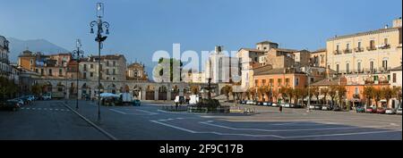 Sulmona, Garibaldi-Platz oder der Marktplatz.im Hintergrund das mittelalterliche Aquädukt und die Kirche San Francesco della Scarpa. Sulmona, Abruzzen Stockfoto