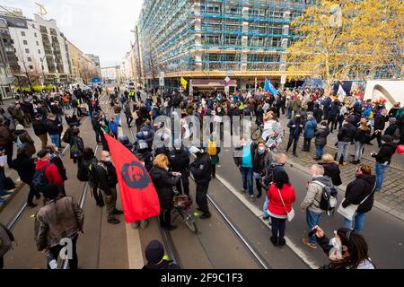 Berlin, Deutschland. April 2021. Teilnehmer einer Kundgebung gegen die Corona-Maßnahmen haben sich vor dem Bundesministerium für Gesundheit versammelt. Quelle: Christoph Soeder/dpa/Alamy Live News Stockfoto