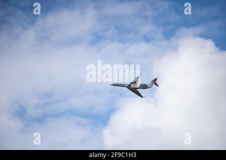 Köln, NRW, Deutschland, 04 12 2021, Flugzeug auf dem Weg vom Kölner Flughafen. Blick von unten. Blauer Himmel als Hintergrund Stockfoto