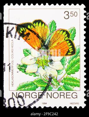 MOSKAU, RUSSLAND - 24. SEPTEMBER 2019: Die in Norwegen gedruckte Briefmarke zeigt Nordwolkengelb (Colias hecla), Schmetterlingsserie, um 1994 Stockfoto