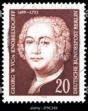 MOSKAU, RUSSLAND - 24. SEPTEMBER 2019: Briefmarke gedruckt in Deutschland, Berlin, zeigt Georg Wenzeslaus von Knobelsdorff (1699-1753), 20 S. Stockfoto