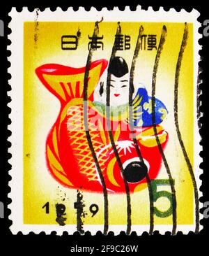 MOSKAU, RUSSLAND - 24. SEPTEMBER 2019: Die in Japan gedruckte Briefmarke zeigt Ebisu mit Tai (Seebrasse) - Takamatsu Folk Toys, Neujahrsgrüße 1959 Stockfoto