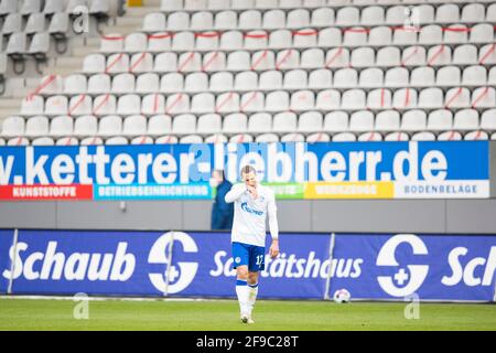 Freiburg Im Breisgau, Deutschland. April 2021. Fußball: Bundesliga, SC Freiburg - FC Schalke 04, Matchday 29 im Schwarzwald-Stadion. Schalkes Benjamin Stambouli reagiert nach dem Spiel unglücklich. Kredit: Tom Weller/dpa - WICHTIGER HINWEIS: Gemäß den Bestimmungen der DFL Deutsche Fußball Liga und/oder des DFB Deutscher Fußball-Bund ist es untersagt, im Stadion und/oder vom Spiel aufgenommene Fotos in Form von Sequenzbildern und/oder videoähnlichen Fotoserien zu verwenden oder zu verwenden./dpa/Alamy Live News Stockfoto