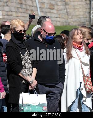 Windsor, Großbritannien. April 2021. Am Tag der Beerdigung von Prinz Philip, dem Herzog von Edinburgh, und dem Ehemann von Königin Elizabeth 11, der am Samstag, dem 17. April 2021, im Schloss Windsor zur Ruhe kommen wird, halten die Mitglieder der Öffentlichkeit eine Schweigeminute ab. Nur 30 Mitglieder der königlichen Familie durften aufgrund strenger Regeln teilnehmen. Foto von Hugo Philpott/UPI Credit: UPI/Alamy Live News Stockfoto