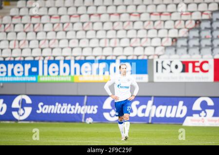 Freiburg Im Breisgau, Deutschland. April 2021. Fußball: Bundesliga, SC Freiburg - FC Schalke 04, Matchday 29 im Schwarzwald-Stadion. Schalkes Benjamin Stambouli reagiert unglücklich. Kredit: Tom Weller/dpa - WICHTIGER HINWEIS: Gemäß den Bestimmungen der DFL Deutsche Fußball Liga und/oder des DFB Deutscher Fußball-Bund ist es untersagt, im Stadion und/oder vom Spiel aufgenommene Fotos in Form von Sequenzbildern und/oder videoähnlichen Fotoserien zu verwenden oder zu verwenden./dpa/Alamy Live News Stockfoto