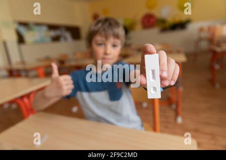 Der Junge wird vor der Klasse auf covid-19 getestet. Stockfoto