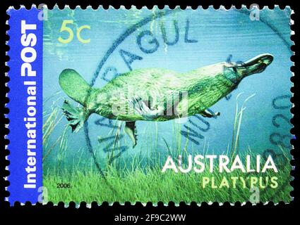 MOSKAU, RUSSLAND - 24. SEPTEMBER 2019: Die in Australien gedruckte Briefmarke zeigt Entenschnabelschnabelschnabelschnabeltiere (Ornithorhynchus anatinus), die australische Ureinwohner Wildl Stockfoto