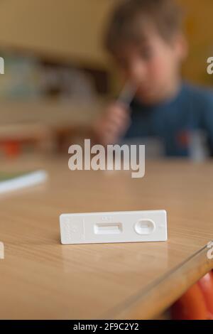 Der Junge wird vor der Klasse auf covid-19 getestet. Stockfoto