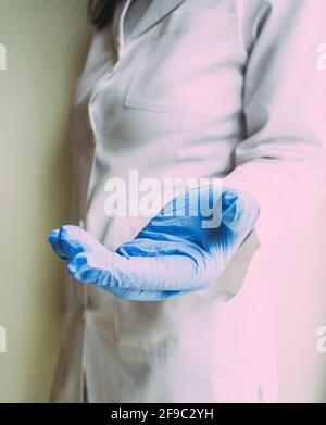Arzt in blauem Kleid und Handschuhen im Krankenhaus Stockfoto