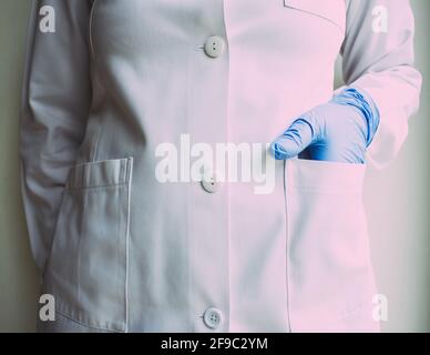 Arzt in blauem Kleid und Handschuhen im Krankenhaus Stockfoto
