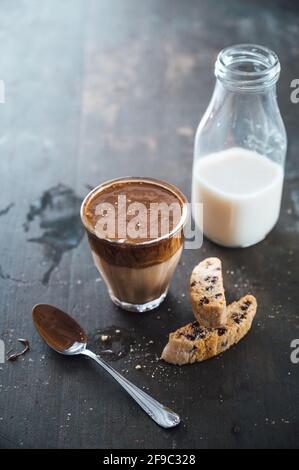 Dalgona-Kaffee mit Instant-Espresso und Mandelmilch, vegan Stockfoto