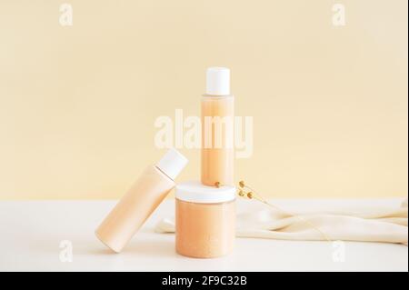 Zusammensetzung von kosmetischen Körperpflegeprodukten auf beigem Hintergrund Stockfoto