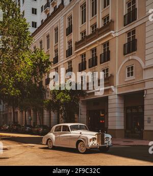 Altes Auto auf der Straße Gebäude Korallen Giebel miami florida Urbanes kuba Stockfoto