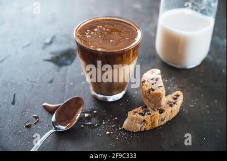 Dalgona-Kaffee mit Instant-Espresso und Mandelmilch, vegan Stockfoto