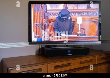 Das Begräbnis von Prinz Philip, dem Herzog von Edinburgh, und Ehemann von Königin Elizabeth II. Wird im britischen Fernsehen von Windsor Castle gesendet und am 17. April 20231 von einer Familie aus dem Süden Londons im Wohnzimmer in London, England, angesehen. Aufgrund der anhaltenden Einschränkungen der Coronavirus-Pandemie wurde die Öffentlichkeit aufgefordert, sich nicht an großen Versammlungen zu mischen und stattdessen die Zeremonie zu Hause zu beobachten. Stockfoto