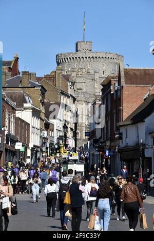 Windsor, Großbritannien. April 2021. Menschenmengen vor Windsor Castle wegen der Beerdigung von Prinz Phillip. Kredit: JOHNNY ARMSTEAD/Alamy Live Nachrichten Stockfoto