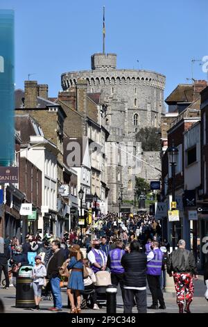 Windsor, Großbritannien. April 2021. Menschenmengen vor Windsor Castle wegen der Beerdigung von Prinz Phillip. Kredit: JOHNNY ARMSTEAD/Alamy Live Nachrichten Stockfoto