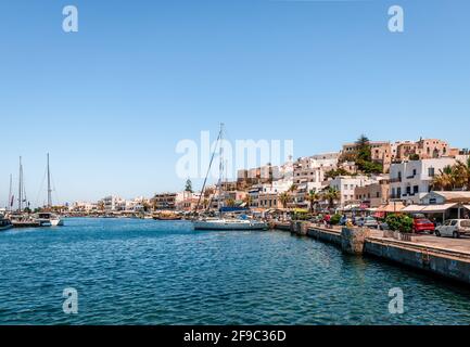 Naxos / Griechenland - 23 2016. Juli: Blick auf die Altstadt und den Hafen, an einem Sommertag. Die Insel Naxos befindet sich in der Ägäis und ist sehr beliebt Stockfoto