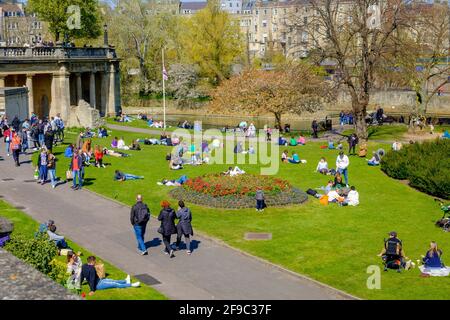 Bath, Somerset, Großbritannien. April 2021. Am ersten Samstag, nachdem die Beschränkungen für den Aufenthalt in Covid zu Hause in England aufgehoben wurden, werden die Menschen in den Parade Gardens beim Sonnenbaden vorgestellt. Quelle: Lynchpics/Alamy Live News Stockfoto