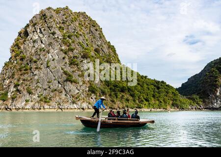 Ruderboote für Touristen in der Ha Long Bay von Vietnam Stockfoto