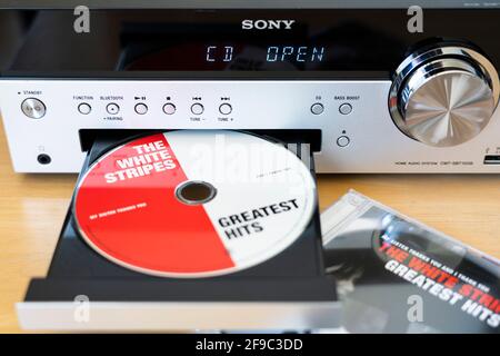 Ein geöffnetes CD-Fach mit einem White Stripes Greatest Hits CD in einer Heimstereoanlage von Sony/HiFi mit einem Digitalanzeige (Fokus auf HiFi) Stockfoto