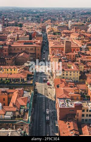 Bologna, Italien - 7. September 2020: Luftaufnahme des historischen Stadtzentrums mit Autoverkehr und alten Gebäuden Stockfoto