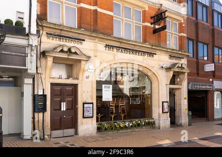 JD Wetherspoon bleibt im April 2021 aufgrund der Sperre des Covid-19 Coronavirus in Großbritannien geschlossen. Winchester Street, Basingstoke, Hampshire, Großbritannien Stockfoto