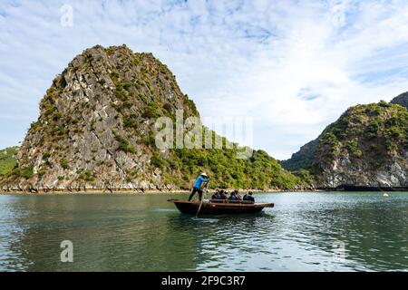 Ruderboote für Touristen in der Ha Long Bay von Vietnam Stockfoto