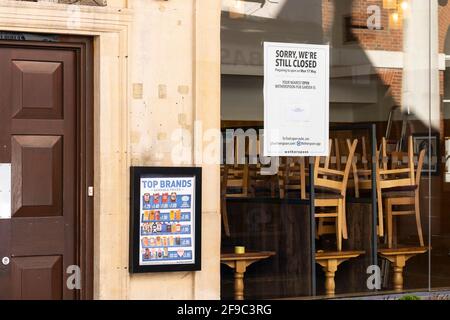 JD Wetherspoon bleibt im April 2021 aufgrund der Sperre des Covid-19 Coronavirus in Großbritannien geschlossen. Winchester Street, Basingstoke, Hampshire, Großbritannien Stockfoto