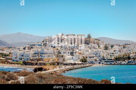 Naxos, Griechenland - Juli 23 2016: Panoramablick auf die Stadt, im Sommer. Naxos ist eine Stadt (und eine Insel) in der Ägäis und eine sehr beliebte Tour Stockfoto