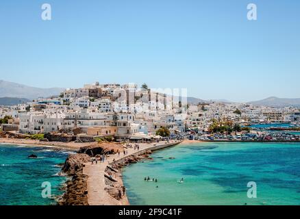 Naxos, Griechenland - Juli 23 2016: Blick auf die Stadt im Sommer. Foto aus Portara. Stockfoto