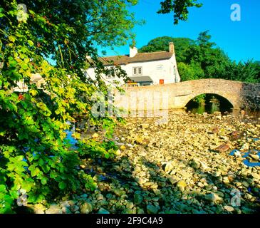 Großbritannien, England, North Yorkshire, Dales, Malham Village, Brücke über den Fluss Aire, Stockfoto